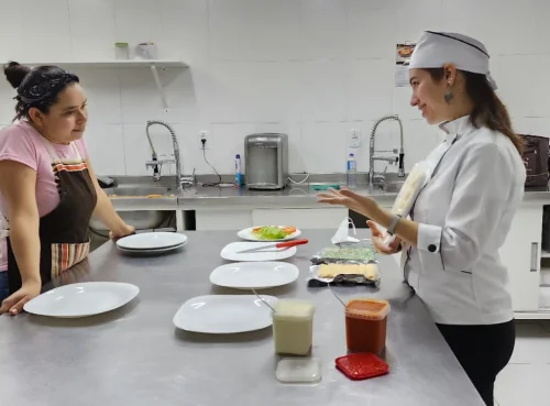 Mônica dando treinamento para funcionaria em um restaurante